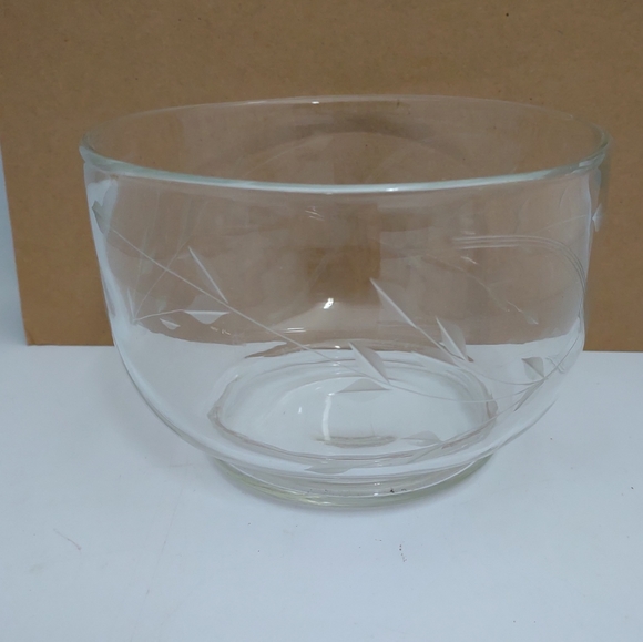Vintage Round Bowl Etched Glass All Around Leaf Floral Design 6" w x 4"h Vintage - Picture 2 of 8